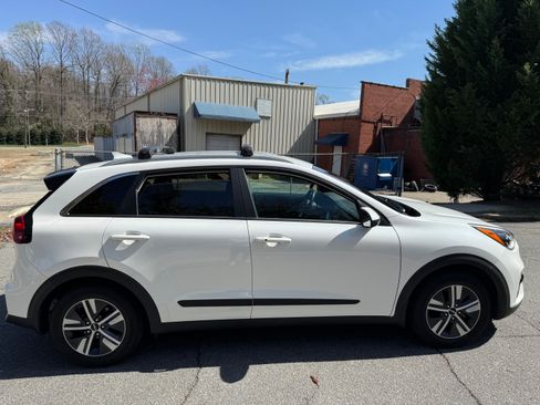 Used 2022 Kia Niro LXS image 10