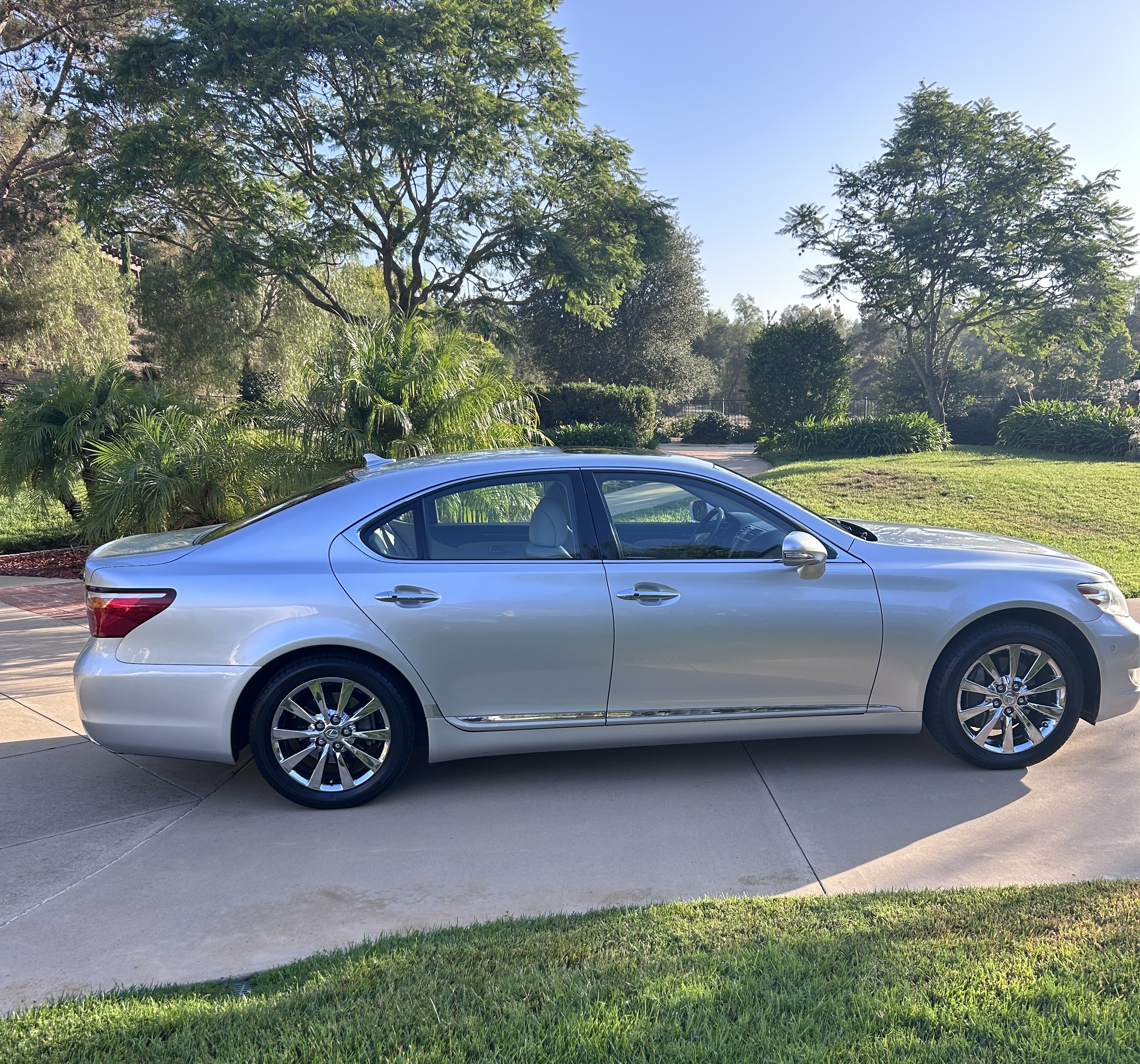Used 2011 Lexus LS 460 w/ Comfort Pkg RWD image 5