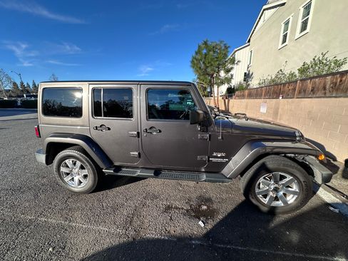 Used 2016 Jeep Wrangler Unlimited Sahara w/ Connectivity Group AWD/4WD image 4