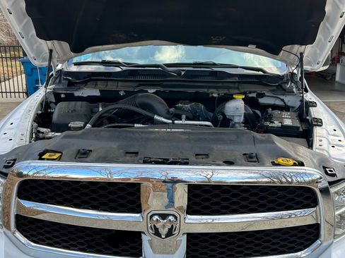 Used 2020 RAM 1500 Classic SLT w/ Luxury Group image 17