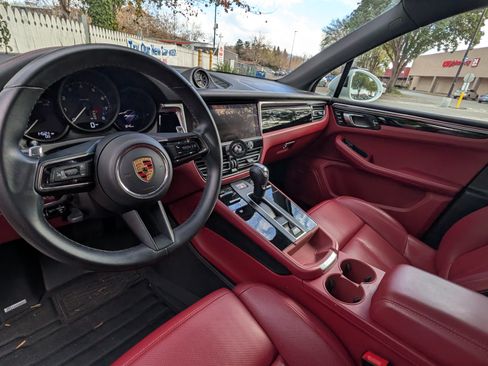 Used 2024 Porsche Macan image 12