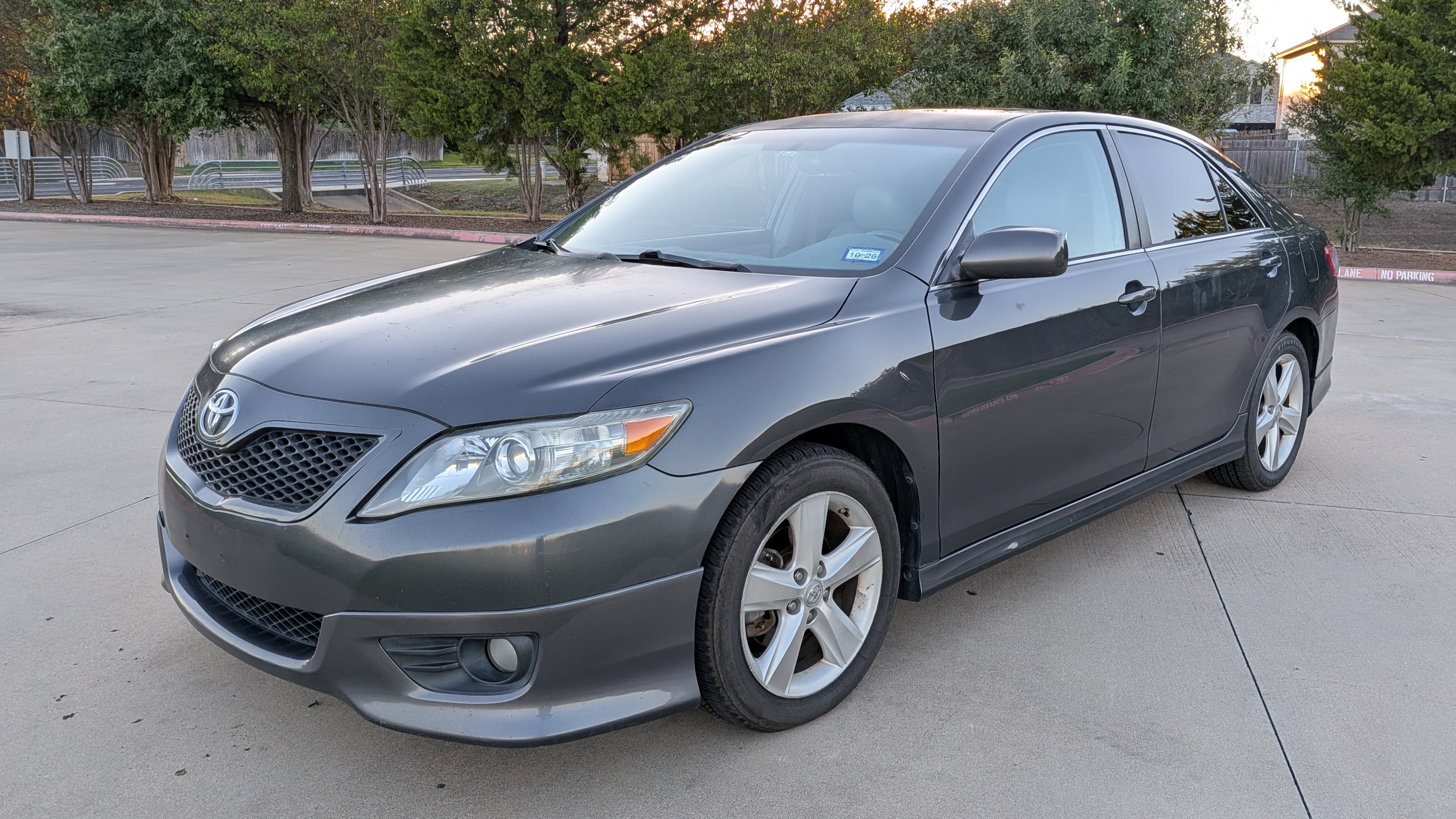 Used 2011 Toyota Camry SE w/ Sport Leather Pkg FWD image 1