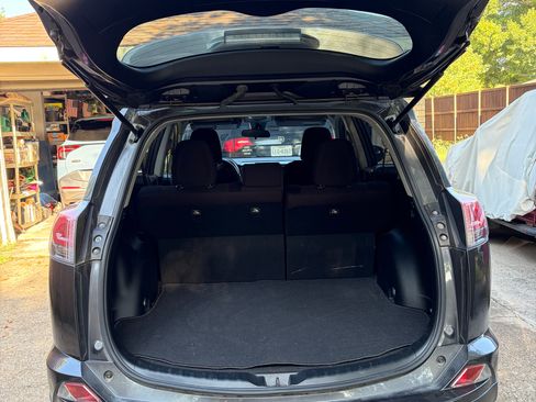 Used 2018 Toyota RAV4 LE FWD image 8