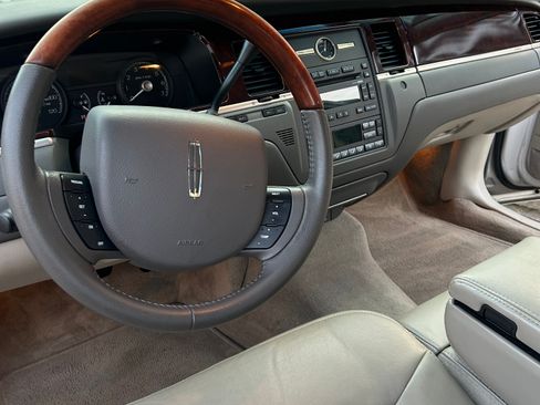 Used 2009 Lincoln Town Car Signature Limited image 14