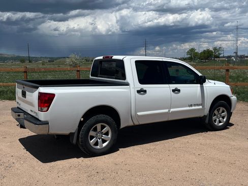 Used 2015 Nissan Titan SV AWD/4WD image 9