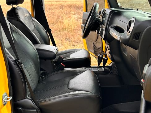 Used 2015 Jeep Wrangler Unlimited Sahara image 20