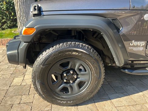 Used 2018 Jeep Wrangler Unlimited Sport image 8