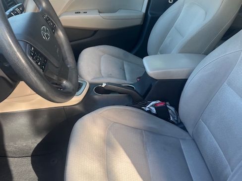 Used 2017 Hyundai Elantra SE image 11