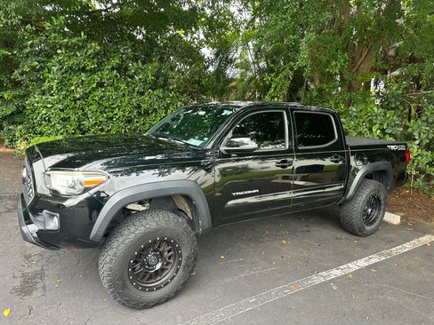 Used 2018 Toyota Tacoma TRD Off-Road AWD/4WD image 18
