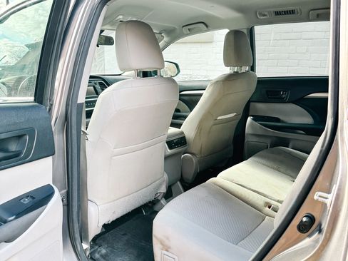Used 2017 Toyota Highlander LE image 10