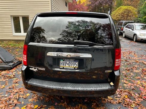 Used 2008 Chrysler Town & Country LX image 5