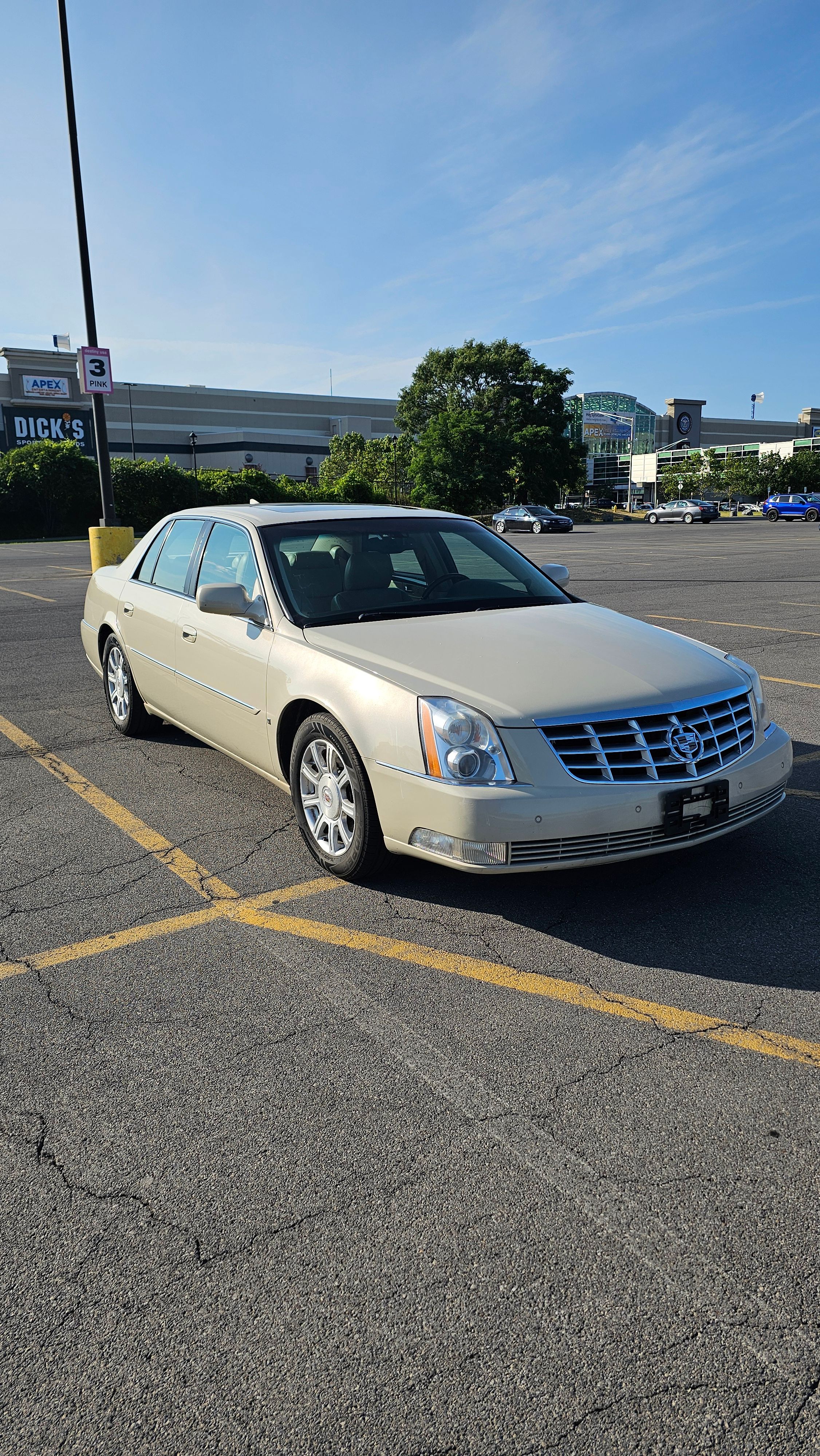 Used 2010 Cadillac DTS Luxury FWD image 2