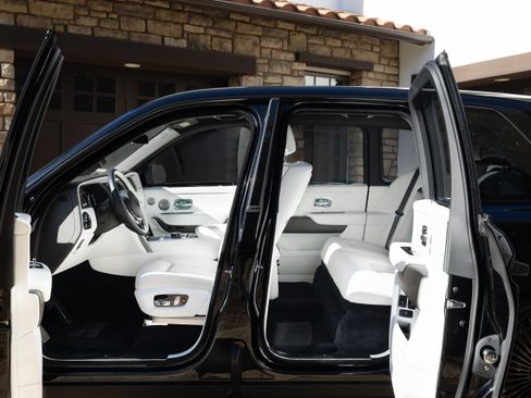 Used 2024 Rolls-Royce Cullinan w/ Cullinan Package image 9