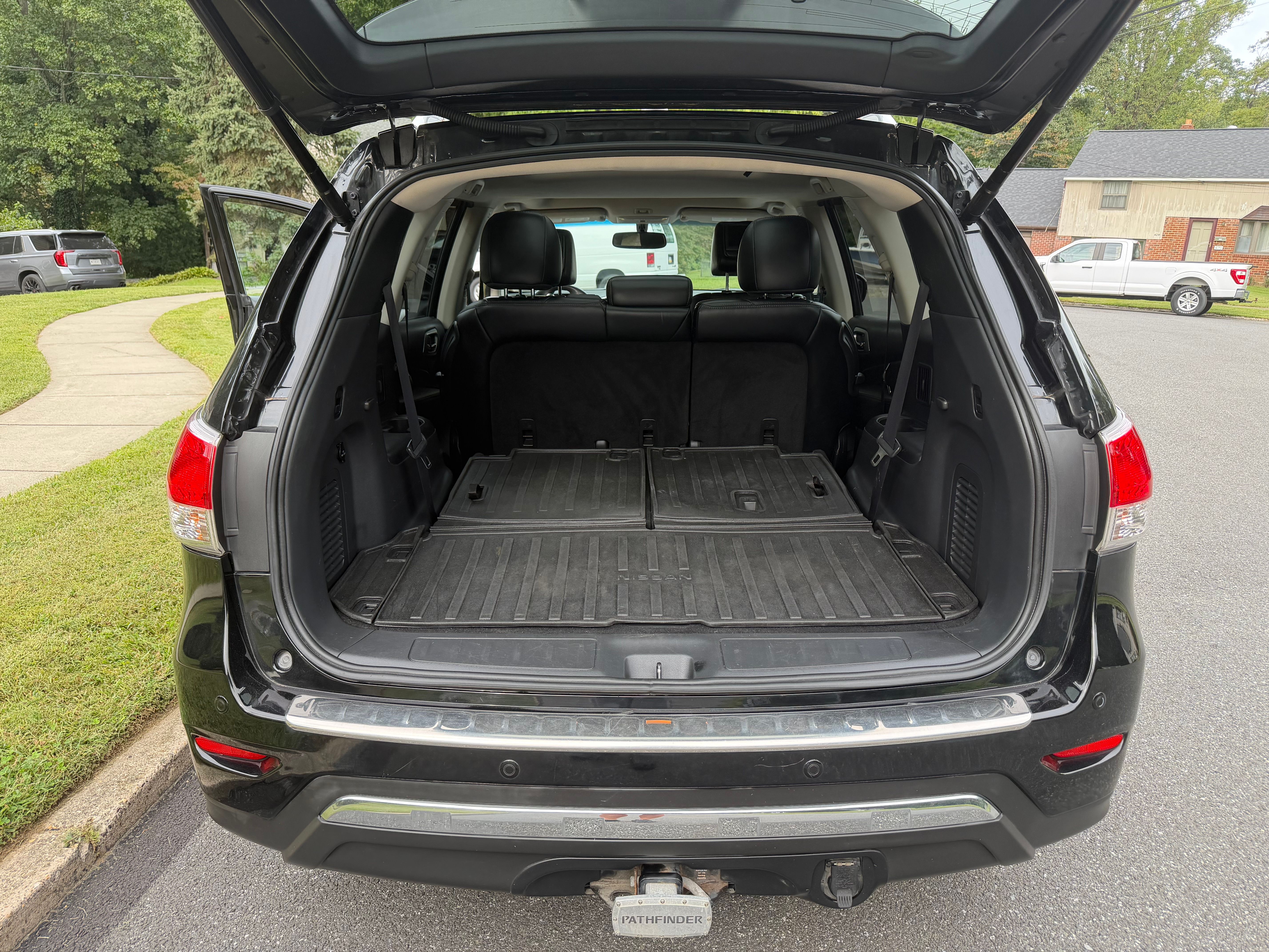 Used 2015 Nissan Pathfinder SL w/ SL Premium Package FWD image 2