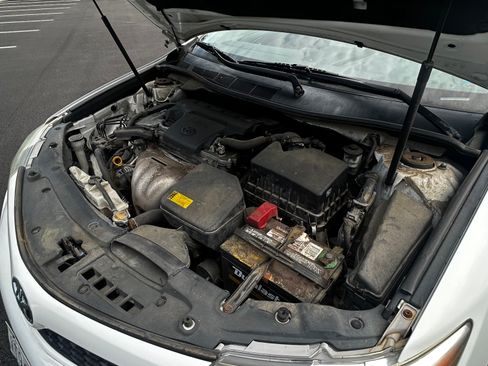 Used 2012 Toyota Camry SE w/ Leather Pkg FWD image 18