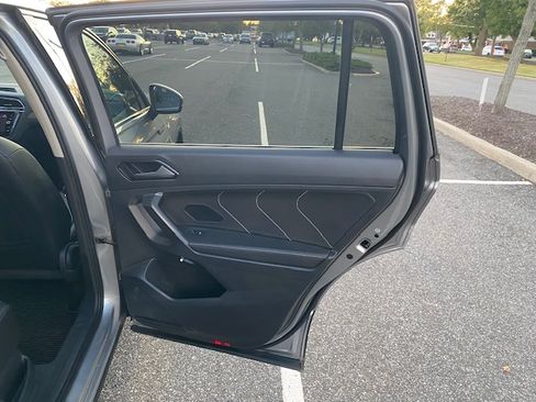 Used 2022 Volkswagen Tiguan SE image 19