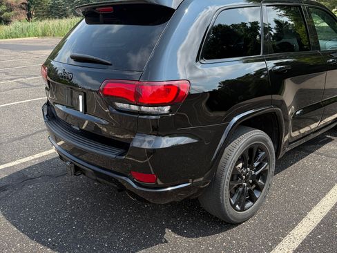 Used 2021 Jeep Grand Cherokee Laredo X AWD/4WD image 4