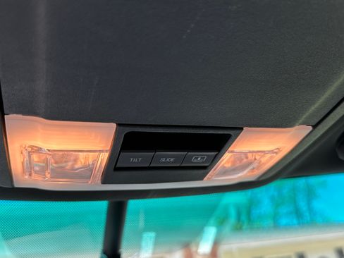 Used 2016 Ford Explorer XLT w/ Equipment Group 202A AWD/4WD image 14