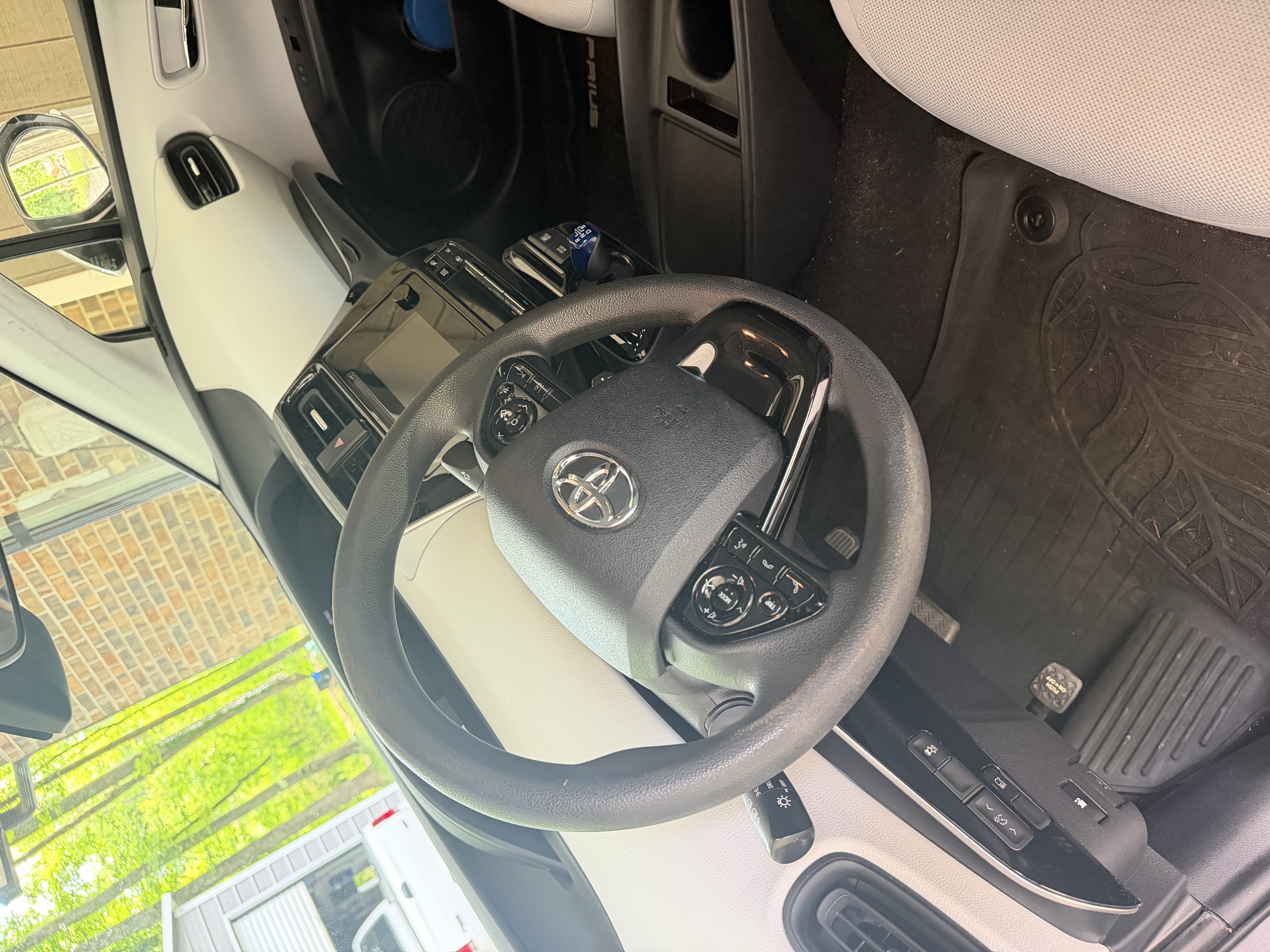 Used 2019 Toyota Prius L Eco FWD image 8