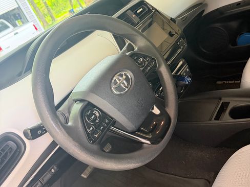 Used 2019 Toyota Prius L Eco FWD image 8