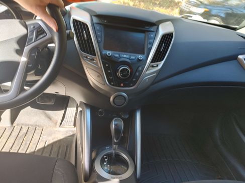 Used 2014 Hyundai Veloster image 6