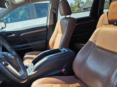 Used 2018 Toyota Highlander Limited image 12