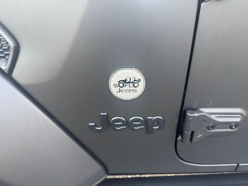 Used 2020 Jeep Gladiator Sport w/ Quick Order Package 24S AWD/4WD image 15