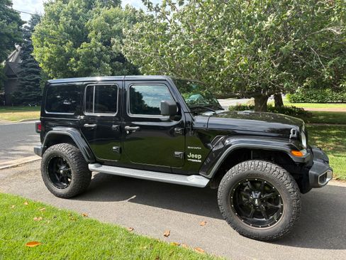 Used 2022 Jeep Wrangler Unlimited Sahara w/ Cold Weather Group AWD/4WD image 1