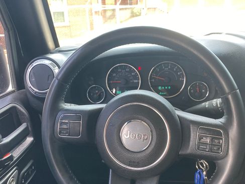 Used 2015 Jeep Wrangler Unlimited Sahara image 9