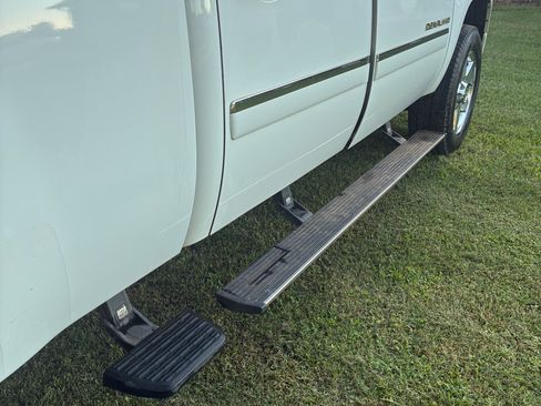 Used 2011 GMC Sierra 2500 Denali w/ Suspension Package, Off-Road AWD/4WD image 10