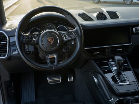 Used 2020 Porsche Cayenne Turbo image 23