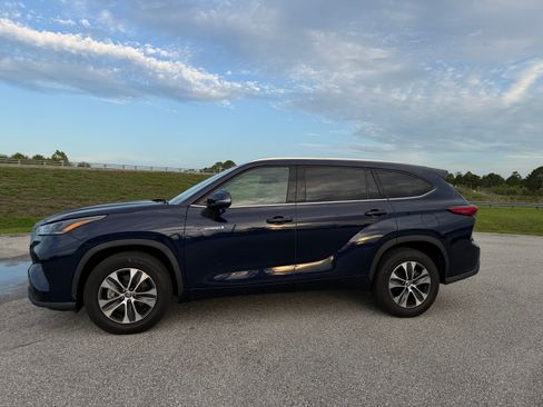 Used 2021 Toyota Highlander XLE FWD image 10
