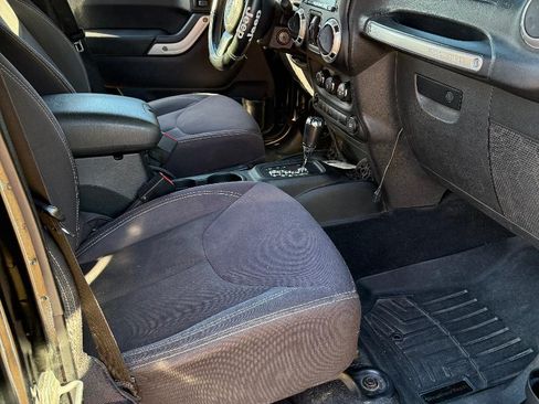 Used 2013 Jeep Wrangler Unlimited Sahara image 11