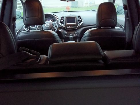 Used 2019 Jeep Cherokee Latitude Plus w/ Cold Weather Group image 22