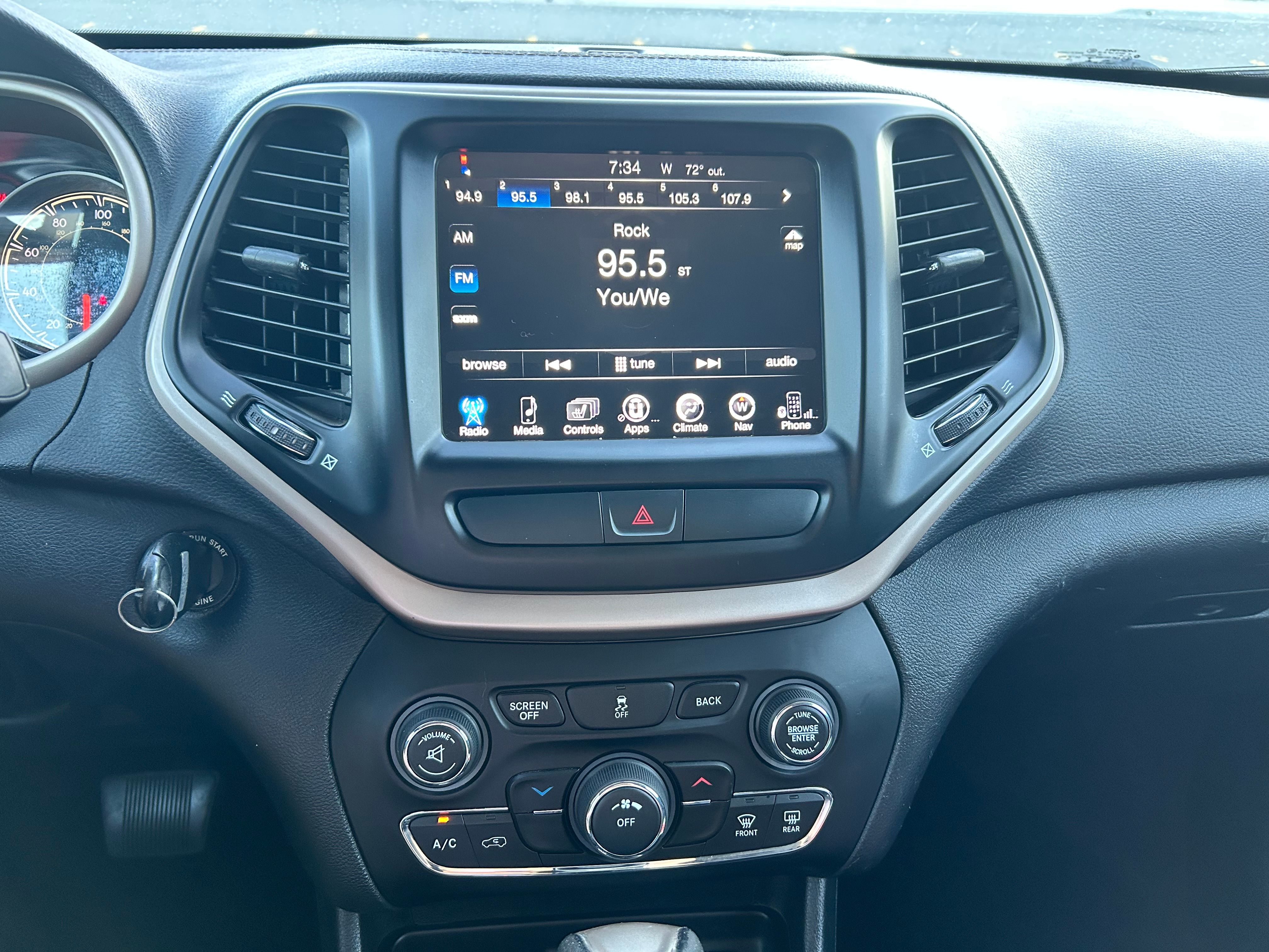 Used 2017 Jeep Cherokee Latitude w/ Cold Weather Group AWD/4WD image 8