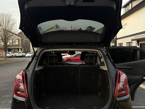 Used 2020 Buick Encore Essence image 2