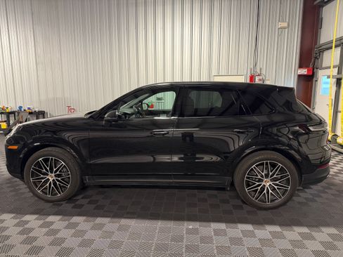 Used 2025 Porsche Cayenne AWD/4WD image 8
