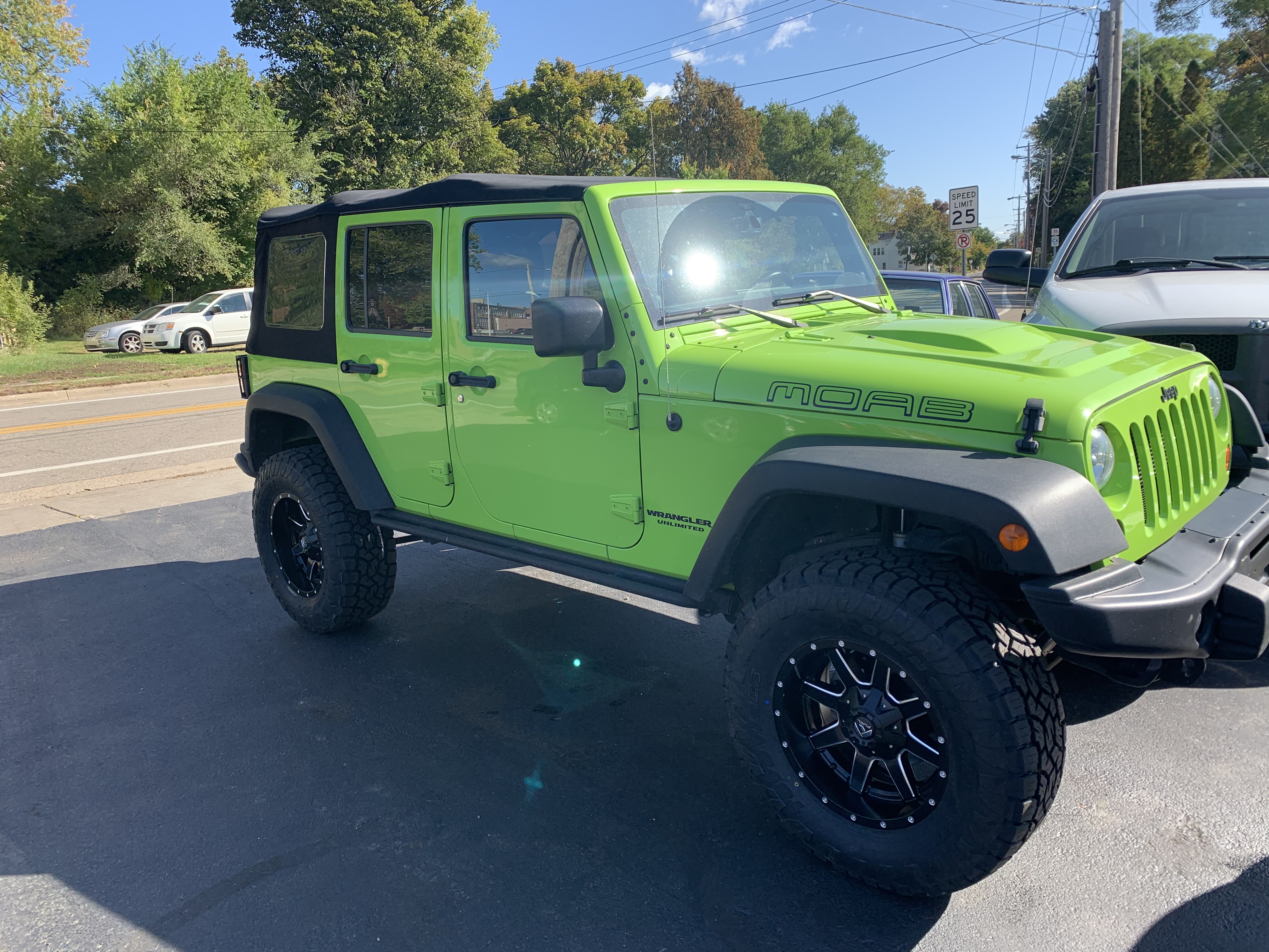 Used 2013 Jeep Wrangler Unlimited Sahara AWD/4WD image 9
