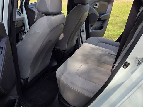 Used 2011 Hyundai Tucson GL image 14