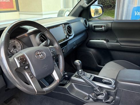 Used 2020 Toyota Tacoma TRD Off-Road w/ Technology Package image 8