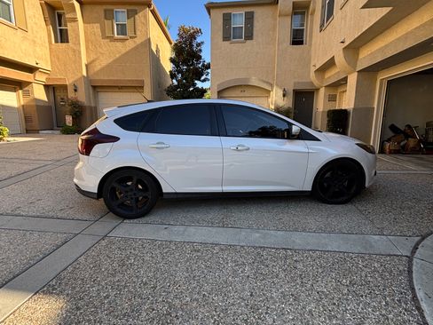 Used 2014 Ford Focus Titanium FWD image 1