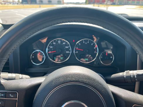 Used 2012 Jeep Liberty Sport image 18