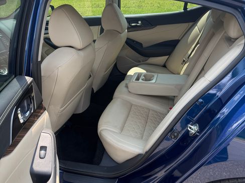 Used 2017 Nissan Maxima Platinum FWD image 6