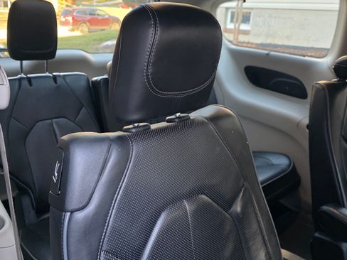 Used 2019 Chrysler Pacifica Limited image 9