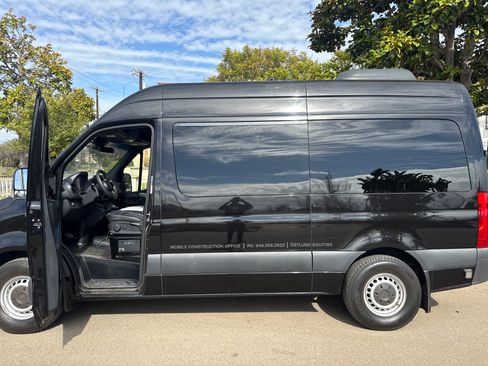 Used 2019 Mercedes-Benz Sprinter 2500 image 2