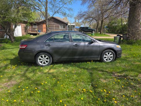 Used 2011 Toyota Camry LE w/ LE Extra-Value Pkg FWD image 8