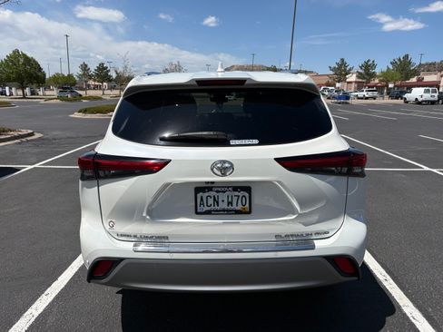 Used 2020 Toyota Highlander Platinum AWD/4WD image 2