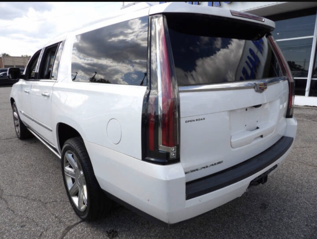 Used 2017 Cadillac Escalade ESV Premium Luxury AWD/4WD image 5