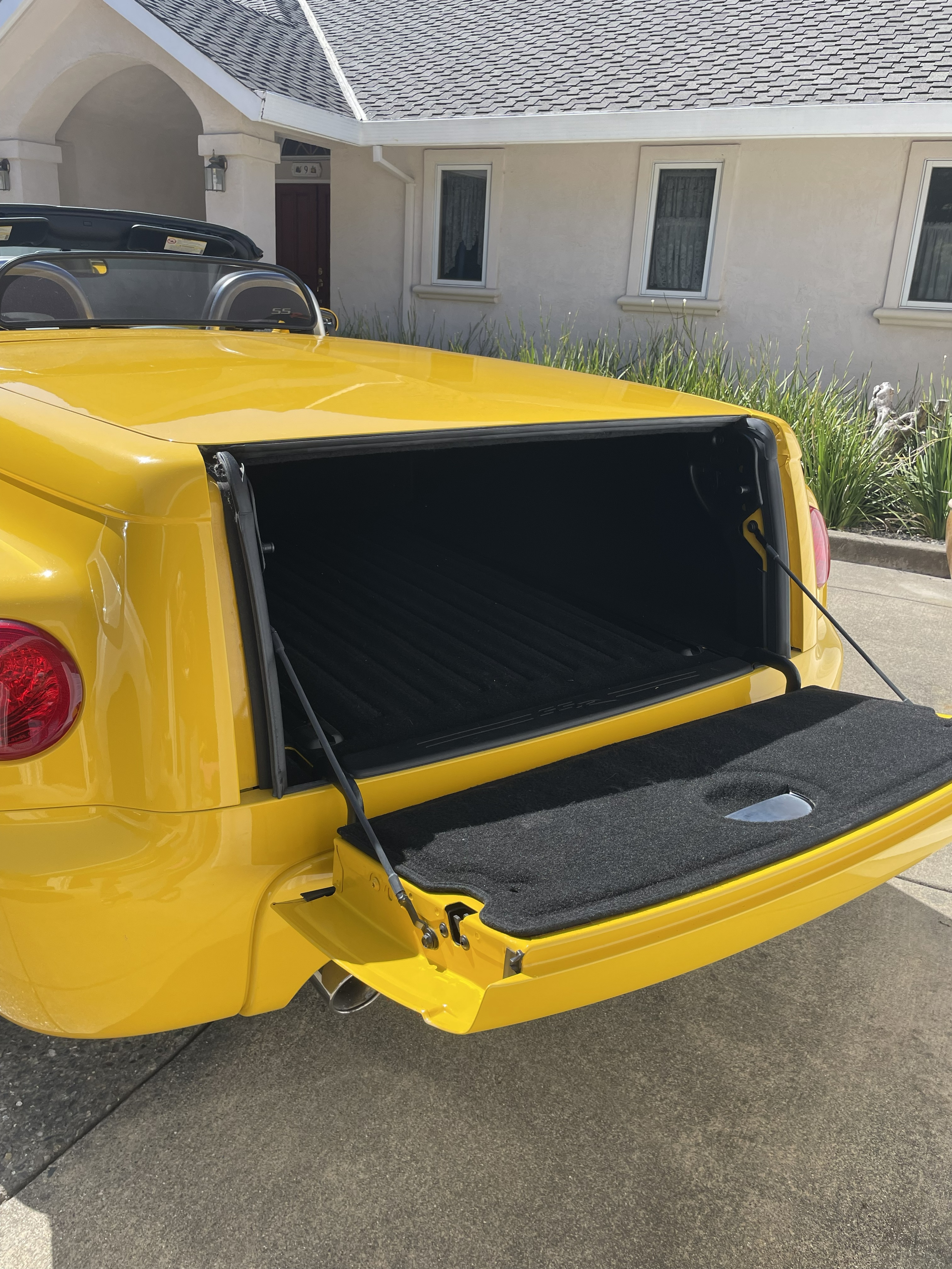 Used 2005 Chevrolet SSR w/ Preferred Equipment Group RWD image 19