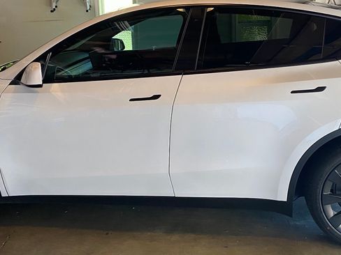 Used 2020 Tesla Model Y Long Range image 9